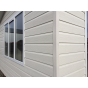 Een chalet bekleed met kunststof gevelbekleding van het merk Eurotexx in de kleur creme, RAL 9001