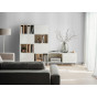 Lattenwand oval wit in lichte woonkamer achter wandkast met subtiele verticale structuur