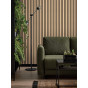Lattenwand zwart eiken in woonkamer met groene fauteuil en verticale houtlook latten