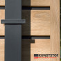 houten regels met zwart aan wand en gevel op de muur gemonteerd hout met zwart er tussen