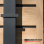 houten regels met zwart aan wand en gevel op de muur gemonteerd hout met zwart er tussen
