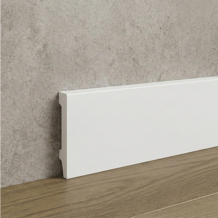 Witte plint gemonteerd langs PVC vloer