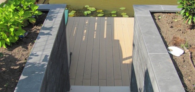 Composiet vlonderplank aan het water