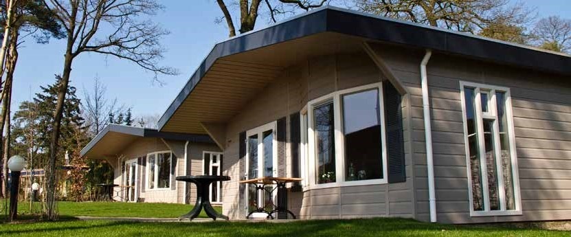 Op deze afbeelding ziet u kunststof gevelbeplating op een chalet
