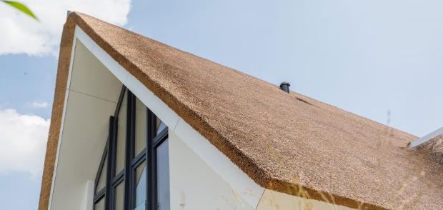 Milyt hpl plaat wit gemonteerd aan villa