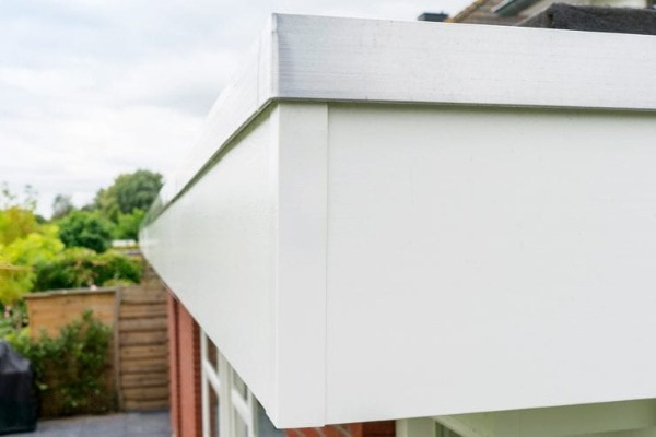 Keralit dakrand strak afgewerkt op woning