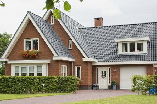 Keralit dakrand toegepast op woning met strak afgewerkte boeiboorden