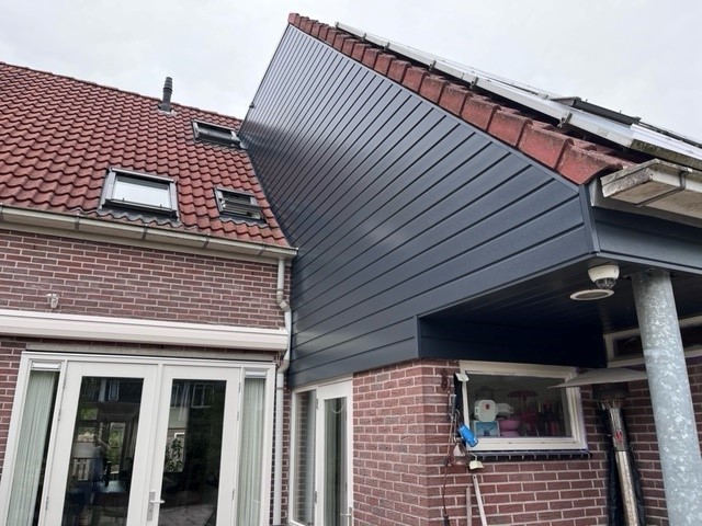 Voorbeeld van Keralit gevelbekleding in antraciet