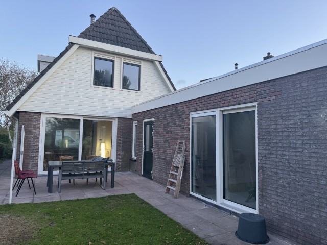 kunststof gevelbekleding gecombineerd met baksteen