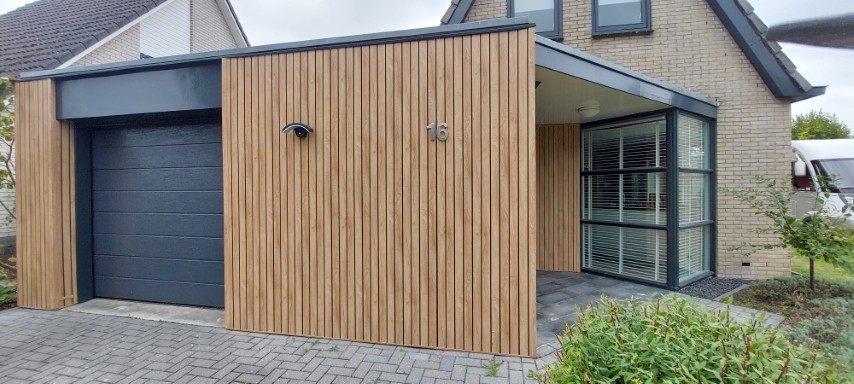 kunststof gevelbekleding buiten toegepast bij gevelrenovatie