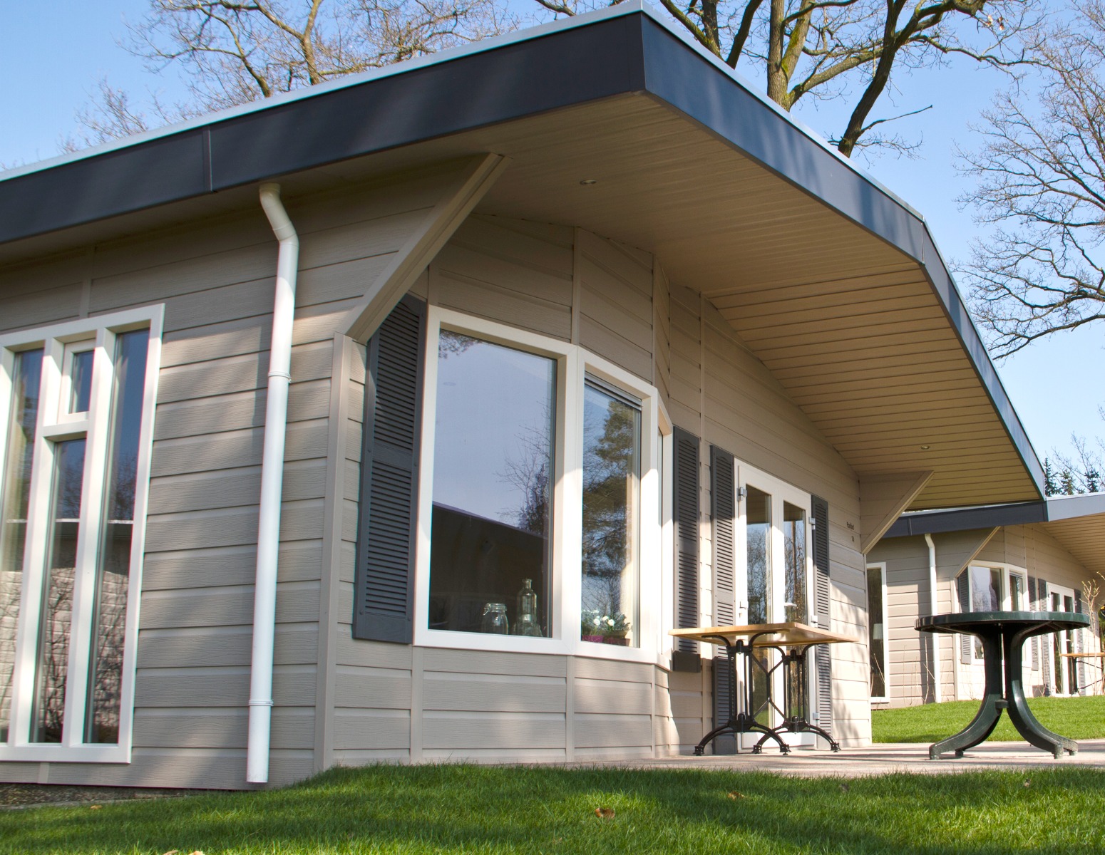 Op deze afbeelding zie je kunststof kozijnen voor een chalet en of stacaravan