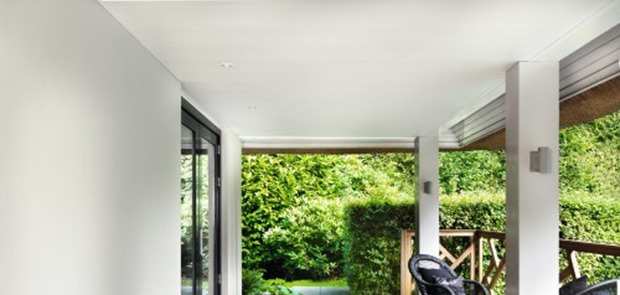 Kunststof plafond buiten in het wit