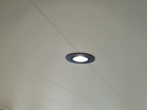 kunststof plafond gemonteerd in een badkamer