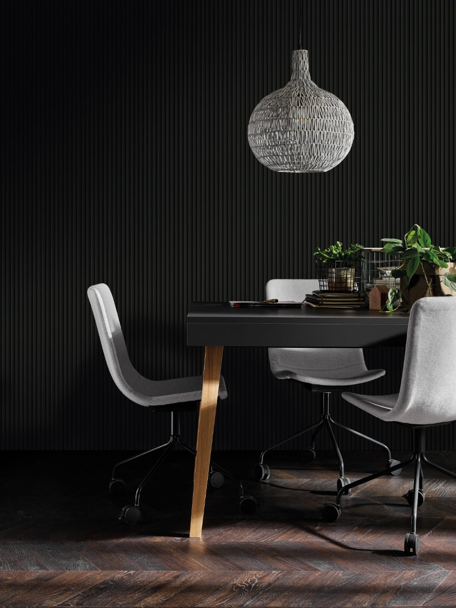 Lattenwand zwart als donkere accentwand in eetkamer met zwarte tafel en stoelen
