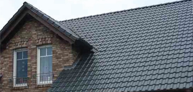 Dakpanplaten kunststof gemonteerd op het dak